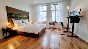 3 Schlafzimmer, Schreibtisch, Bügeleisen/Bügelbrett, Reisekinderbett