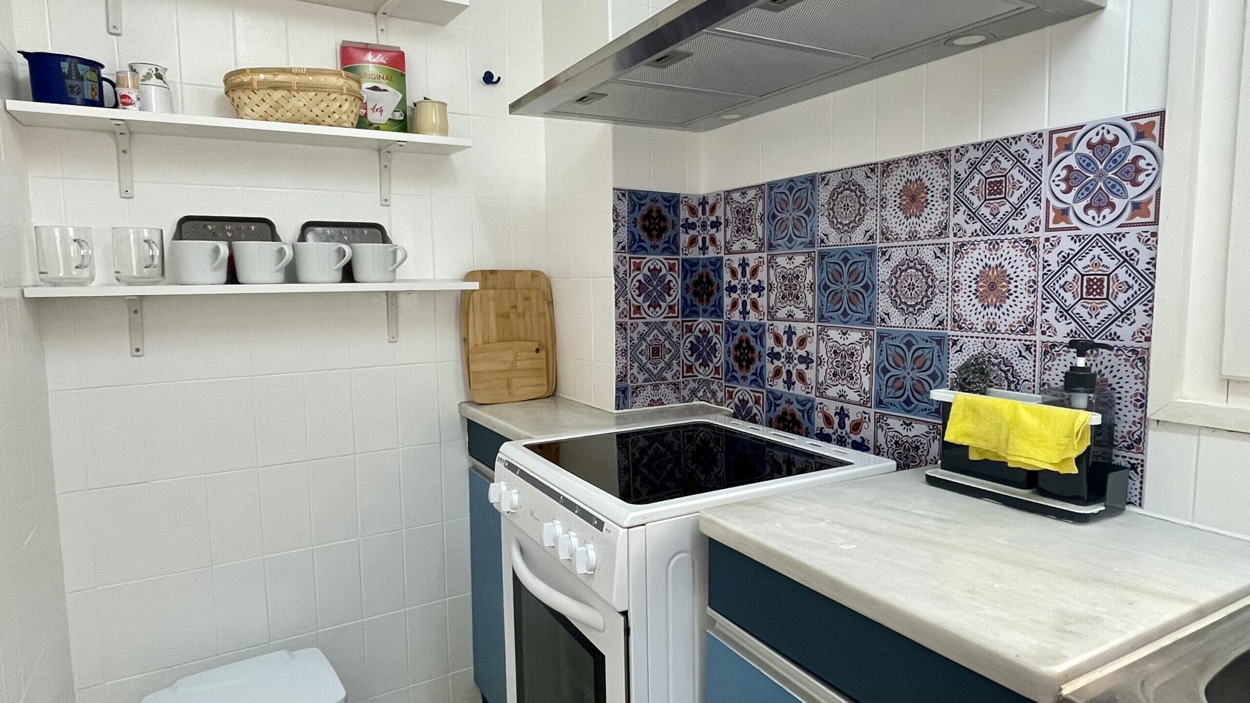 Fridge, microwave, oven, coffee/tea maker