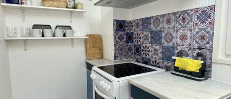 Fridge, microwave, oven, coffee/tea maker