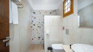 LÀgenhet Superior | Badrum | Dusch, regndusch, hÄrtork och handdukar