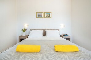 Zimmersafe, Verdunkelungsvorhänge, kostenloses WLAN, Bettwäsche