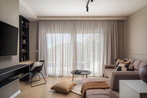 Télévision, cheminée, espaces bureaux