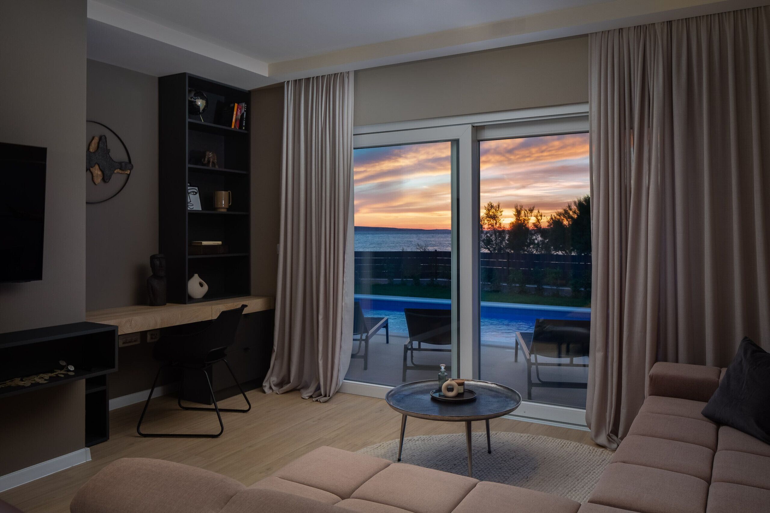 Télévision, cheminée, espaces bureaux