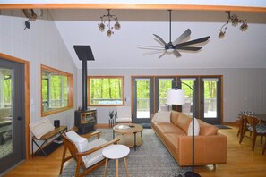 Fernseher, Kamin, Tischfußball