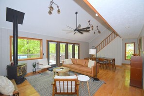 Fernseher, Kamin, Tischfußball