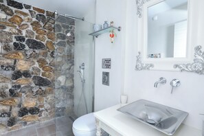 シャワー、ヘアドライヤー、タオル、石鹸