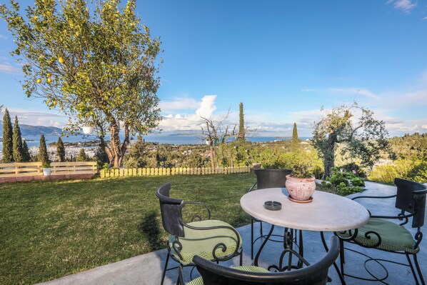 屋外ダイニングエリア