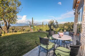 屋外ダイニングエリア