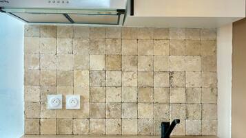 Habitación Confort con 2 camas individuales | Cocina privada | Frigobar y isla de cocina