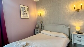 舒適雙人房, 山景 | 書桌、免費 Wi-Fi、床單