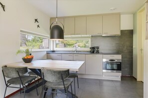 Fridge, microwave, stovetop, dishwasher - Accessible Home in Reevallis (Vijlen)