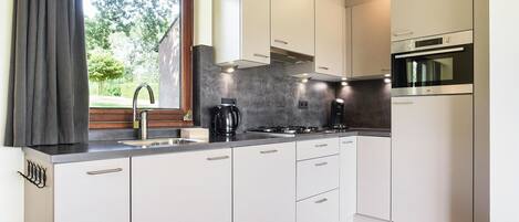 Jääkaappi, mikroaaltouuni, liesi, astianpesukone