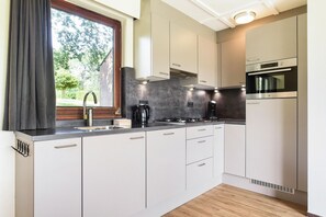 Frigorífic, microones, placa de cuina i rentaplats 