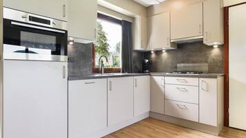 Geladeira, micro-ondas, cooktop, lava-louças