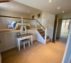 4 bedrooms, WiFi, bed sheets - Luxury modern home in the centre of the picturesque town of Llanbedr, Harlech.  (Wales)