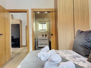 1 quarto, ferros/tábuas de passar roupa, berço de viagem