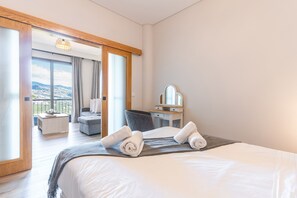 1 habitación, tabla de planchar con plancha y cuna de viaje 