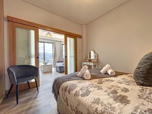 1 quarto, ferros/tábuas de passar roupa, berço de viagem