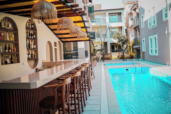 Una piscina al aire libre de temporada