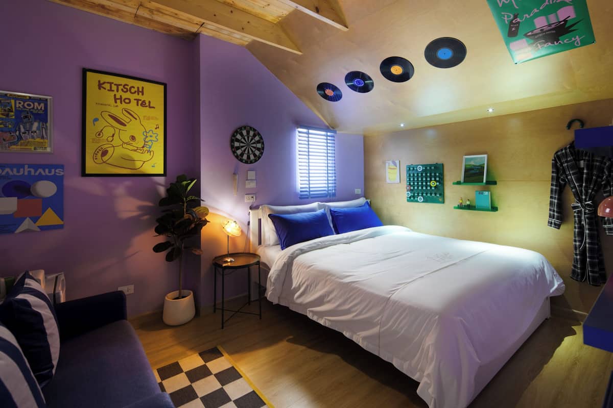 Room, 1 King Bed | WiFi (free), individually decorated, individually furnished, bed sheets