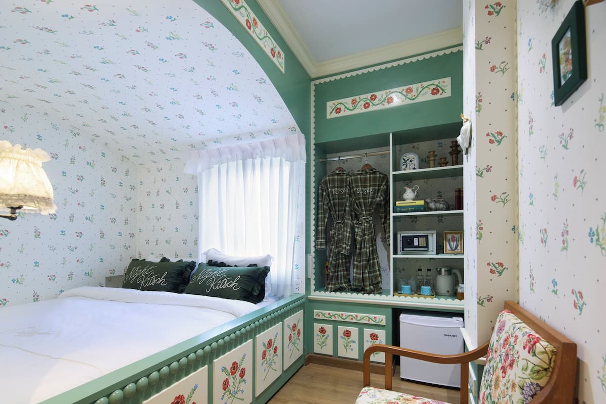 Room, 1 King Bed | WiFi (free), individually decorated, individually furnished, bed sheets