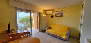 TV - LE CAPITOLE, Sea view, Studio cabin 27m2 waterfront, 2 adults, 2 children, air conditioning and garage (Fréjus)