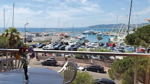 A balcony with a view of a marina and parked cars. - LE CAPITOLE, Sea view, Studio cabin 27m2 waterfront, 2 adults, 2 children, air conditioning and garage (Fréjus)