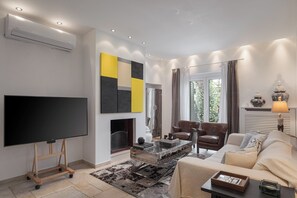 Villa Prestigio | Área de sala de estar | Smart TV de 50 pulgadas con canales digitales 