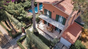 A two-story house with a balcony, a swimming pool, and a garden. - Lussuosa Villa Glyfada (Glyfada)