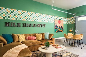 Smart TV, fireplace, foosball - 24 Guests | 2 Rooftops | 2 Game Rooms | 2 Hot Tubs (Denver)