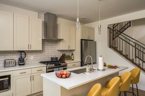 Fridge, microwave, oven, stovetop - 24 Guests | 2 Rooftops | 2 Game Rooms | 2 Hot Tubs (Denver)