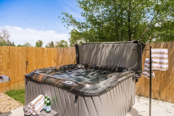 Outdoor spa tub - 24 Guests | 2 Rooftops | 2 Game Rooms | 2 Hot Tubs (Denver)
