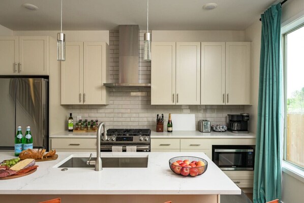 Fridge, microwave, oven, stovetop - 24 Guests | 2 Rooftops | 2 Game Rooms | 2 Hot Tubs (Denver)