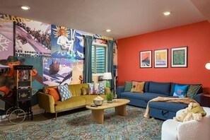 Smart TV, fireplace, foosball - 24 Guests | 2 Rooftops | 2 Game Rooms | 2 Hot Tubs (Denver)