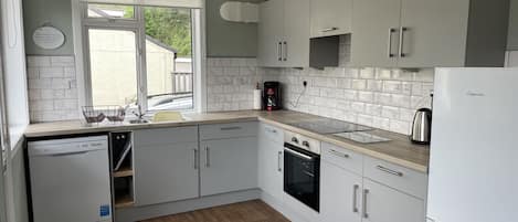 Refrigerador, microondas, horno, placa de cocina
