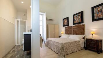 Deluxe Double or Twin Room | Individually decorated, individually furnished, desk, laptop workspace