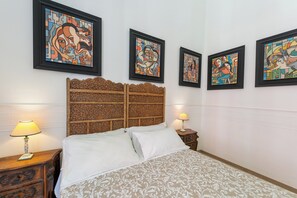 Deluxe Double or Twin Room | Individually decorated, individually furnished, desk, laptop workspace - Donna Fortuna (Catania)