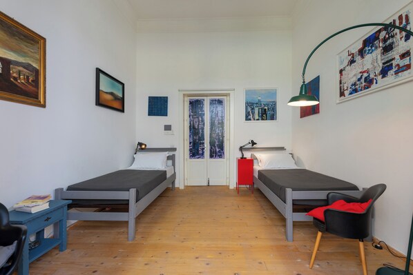 Desk, laptop workspace, free WiFi, individually decorated - Donna Fortuna (Catania)