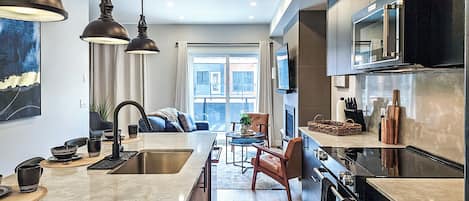 Réfrigérateur, micro-ondes, four, plaque de cuisson