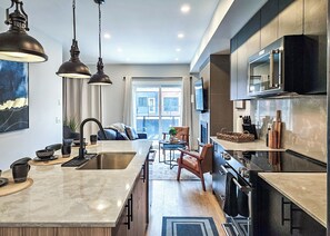 Fridge, microwave, oven, stovetop - Brand-new Nordix Townhouse (Panorama)