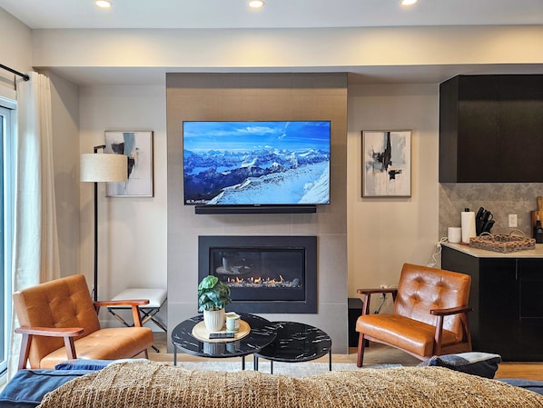 Smart TV, fireplace