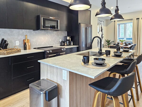 Fridge, microwave, oven, stovetop - Brand-new Nordix Townhouse (Panorama)