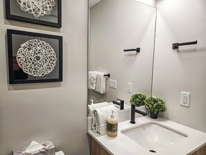 Shower, eco-friendly toiletries, hair dryer, towels - Brand-new Nordix Townhouse (Panorama)