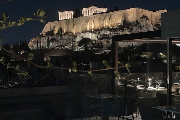 2 restaurants, breakfast, lunch, dinner served; Greek cuisine