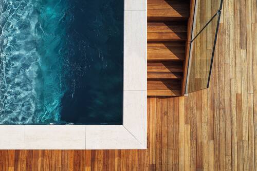Piscine extérieure en saison