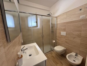 Dusche, Haartrockner, Bidet, Handtücher