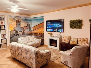Smart-TV, Kamin, Videospiele, TischfuĂball