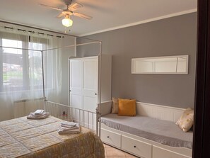 4 Schlafzimmer, Zimmersafe, Schreibtisch, BĂŒgeleisen/BĂŒgelbrett