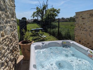 Outdoor spa tub - Mazet Entièrement Rénové Avec SPA Privatif au Pied des Cévennes (Bagard)
