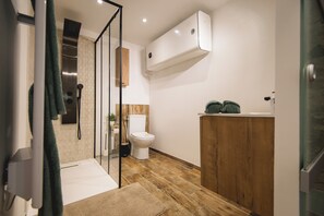 Dusche, Haartrockner, Handtücher, Seife